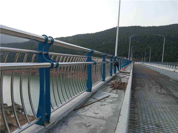 河北不锈钢桥梁护栏的特点及其在桥梁安全中的重要作用