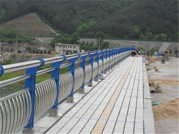 河北不锈钢桥梁护栏的特性及其在现代建筑中的应用